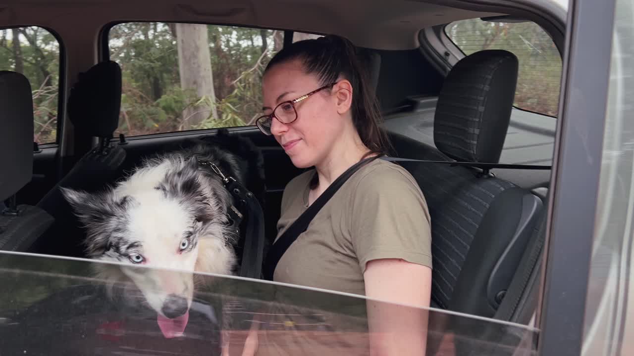 mujer y su perro listos para irse en su coche después de ir a pasear