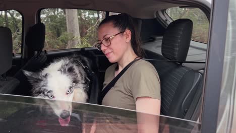 Mujer-Y-Su-Perro-Listos-Para-Salir-En-Su-Auto-Después-De-Salir-A-Caminar