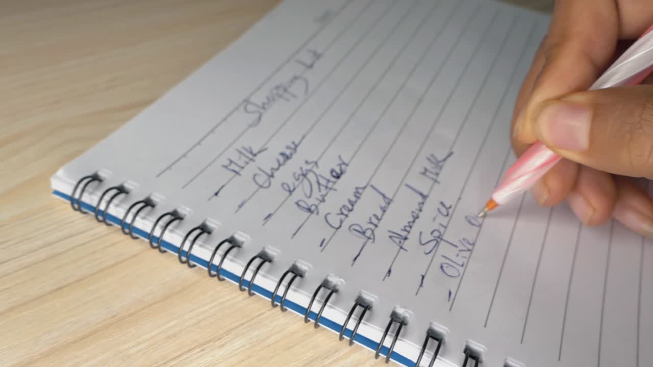 primer plano de escribir la lista de compras