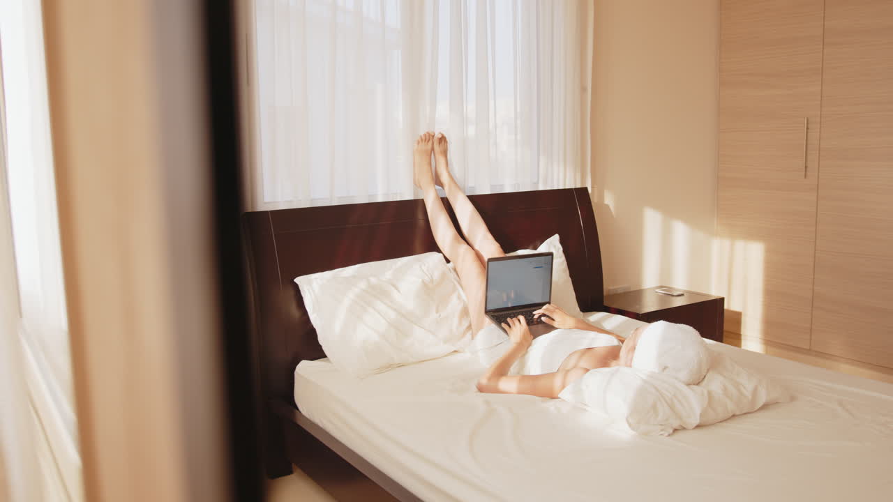 침대에서 일하는 여자