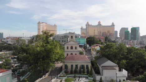 sobrevuelo - sobrevuelo del parque carmel y la aldea de taipei en macao con la iglesia en primer plano y el casino en el fondo