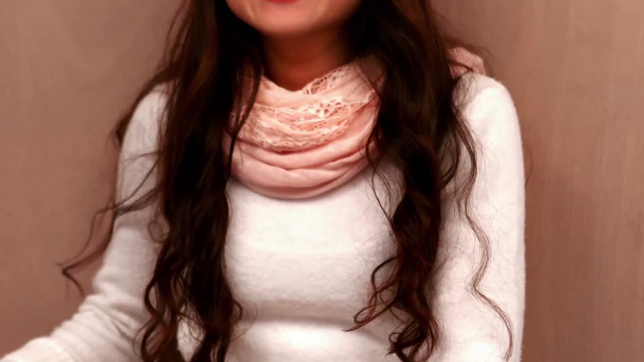 자전거 포즈로 미소 짓는 예쁜  ⁇ 스터