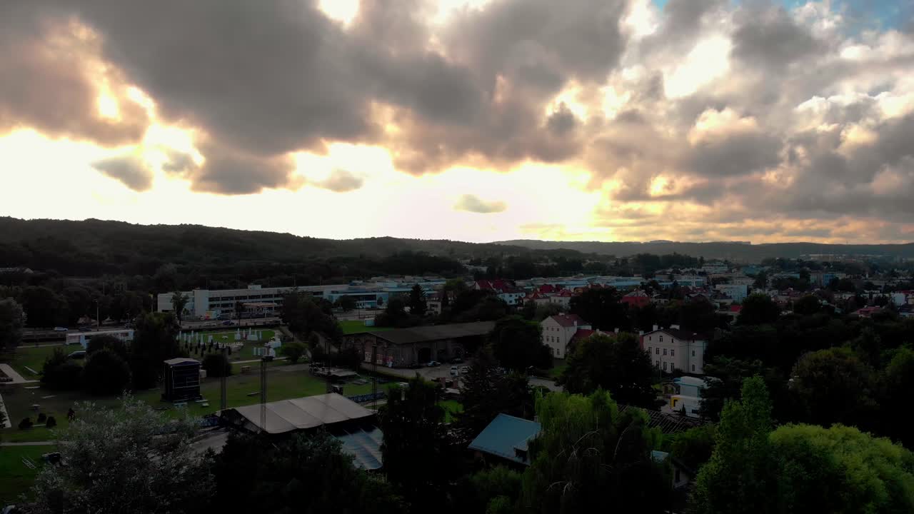 맑은 하늘과 어두운 땅