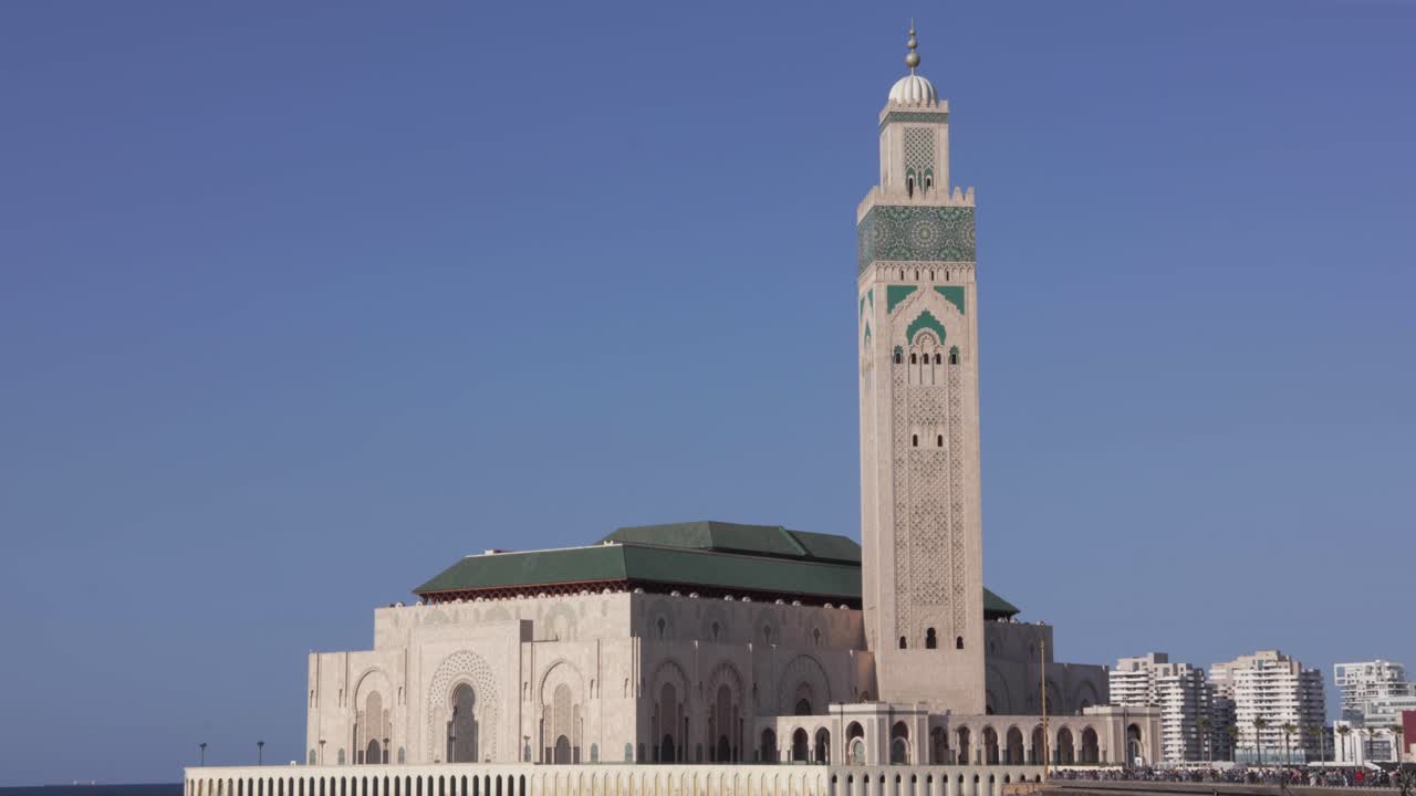 la gran mezquita de casablanca, hassan ii, un punto de referencia cultural con un minarete imponente, junto al mar