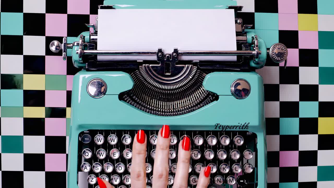 체커 된 배경 에 은 못 이 있는 빈티지 타자기