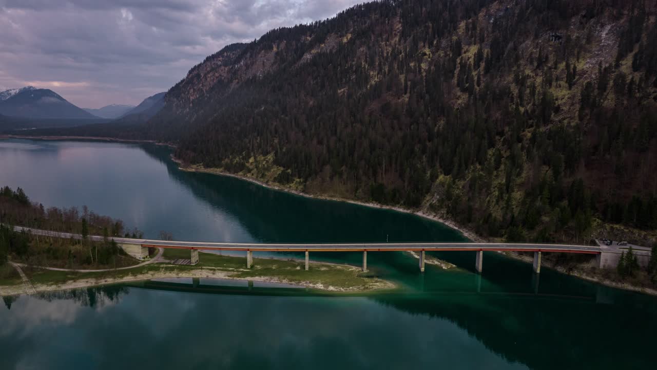 Ponte sul lago di montagna Sylvenstein, Baviera, Germania