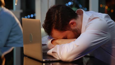 Hombre-De-Negocios-Cansado-Durmiendo-En-El-Escritorio