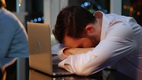 hombre de negocios cansado durmiendo en el escritorio
