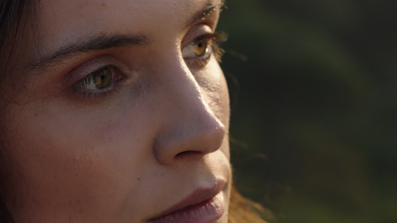 retrato en primer plano de una mujer hermosa disfrutando de una tranquila puesta de sol explorando la espiritualidad mirando hacia arriba orando contemplando el viaje con el viento soplando el cabello