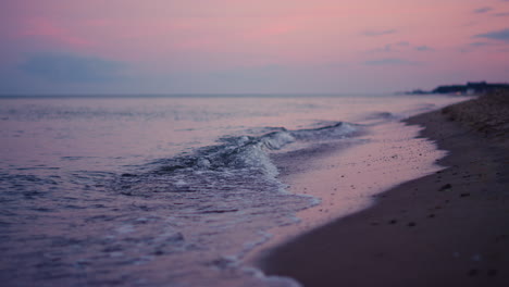 Cielo-Púrpura-Que-Se-Refleja-En-La-Superficie-Del-Agua-Del-Mar-Al-Atardecer-Frío.-Olas-Tranquilas