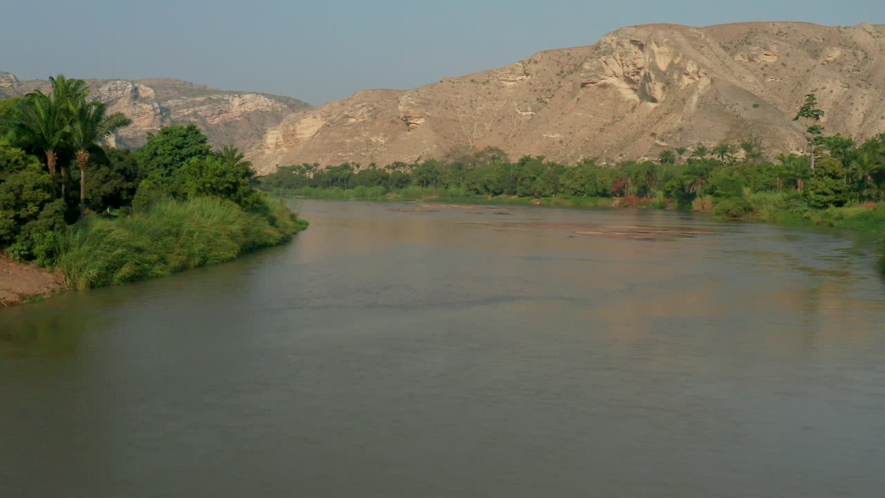 vuelo sobre el río catumbela, benguela, imágenes de angola con drone, 120 fps