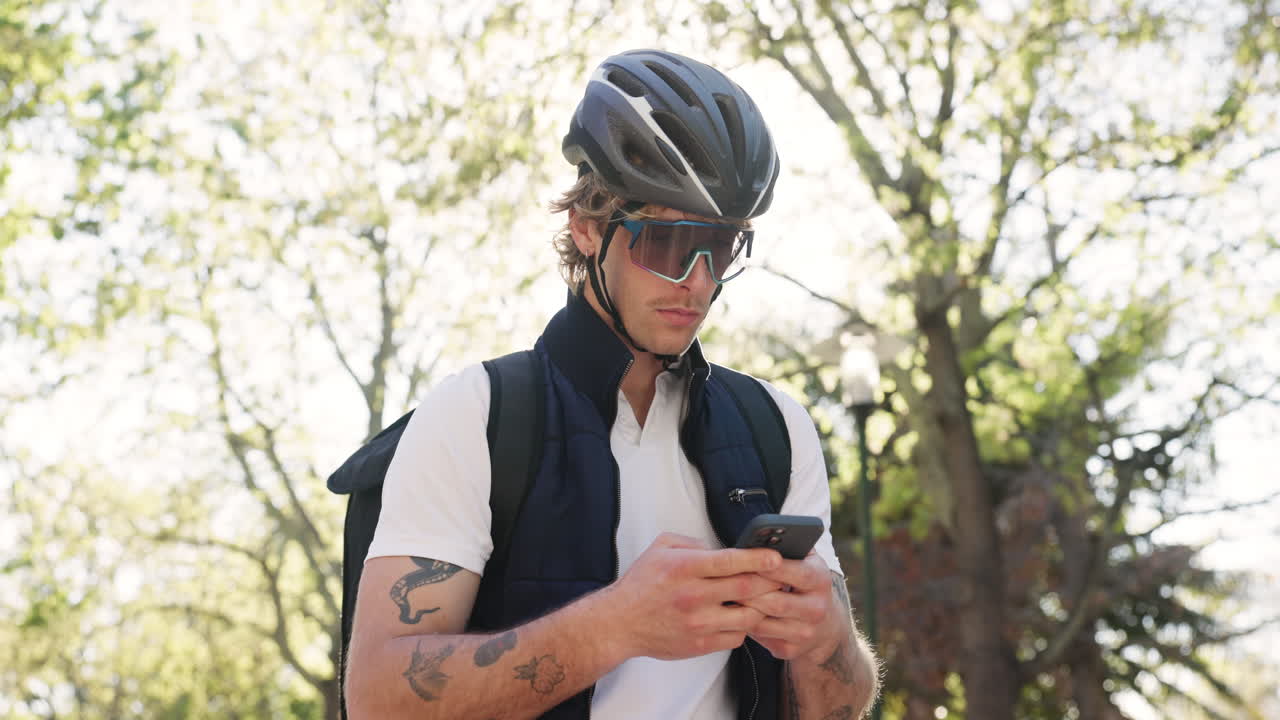 Fattorino con smartphone all'aperto