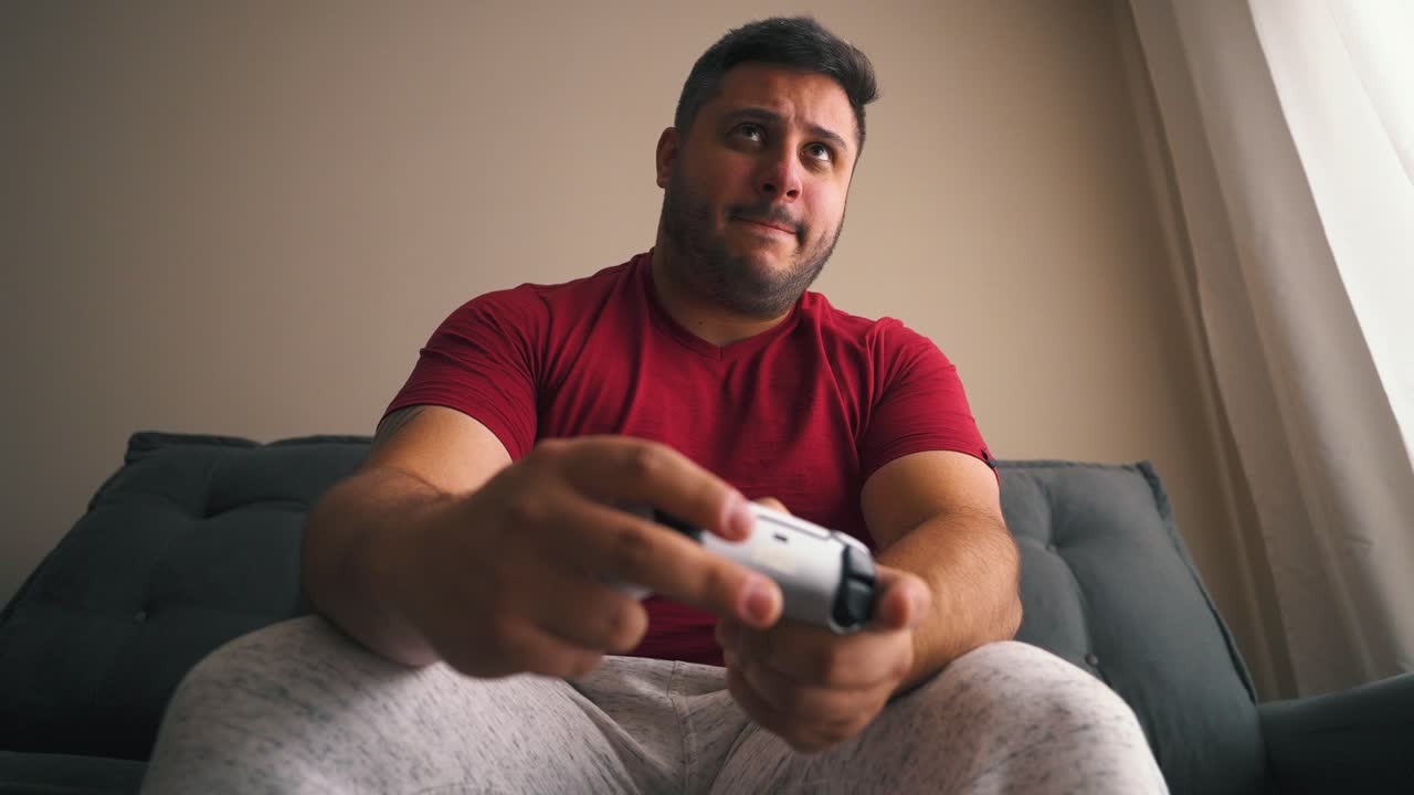 Giovane in difficoltà che perde frustrato giocando ai videogiochi
