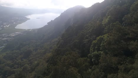 Drohnenaufnahmen-Von-Indonesischen-Bewaldeten-Hügeln