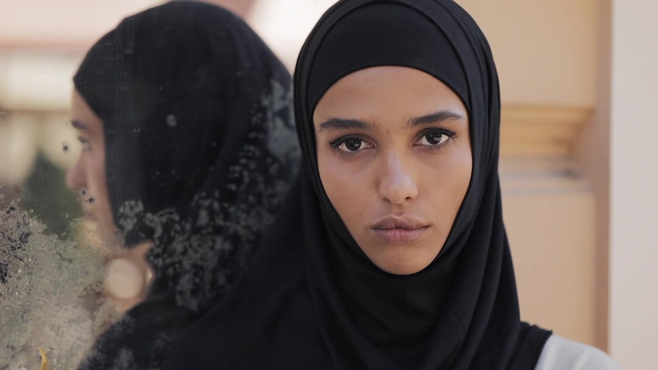 Portræt af en ung kvinde iført en sort hijab