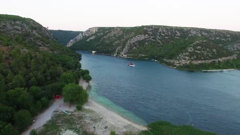 Un-Transbordador-Que-Atraviesa-El-Agua-De-Skradin-En-El-Condado-De-Šibenik-knin,-Croacia