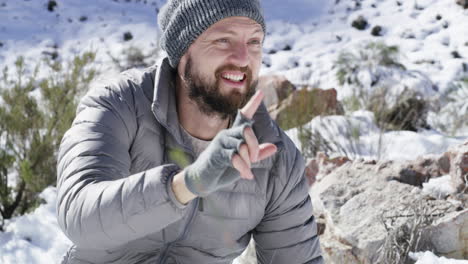un joven divirtiéndose con su perro en una nieve