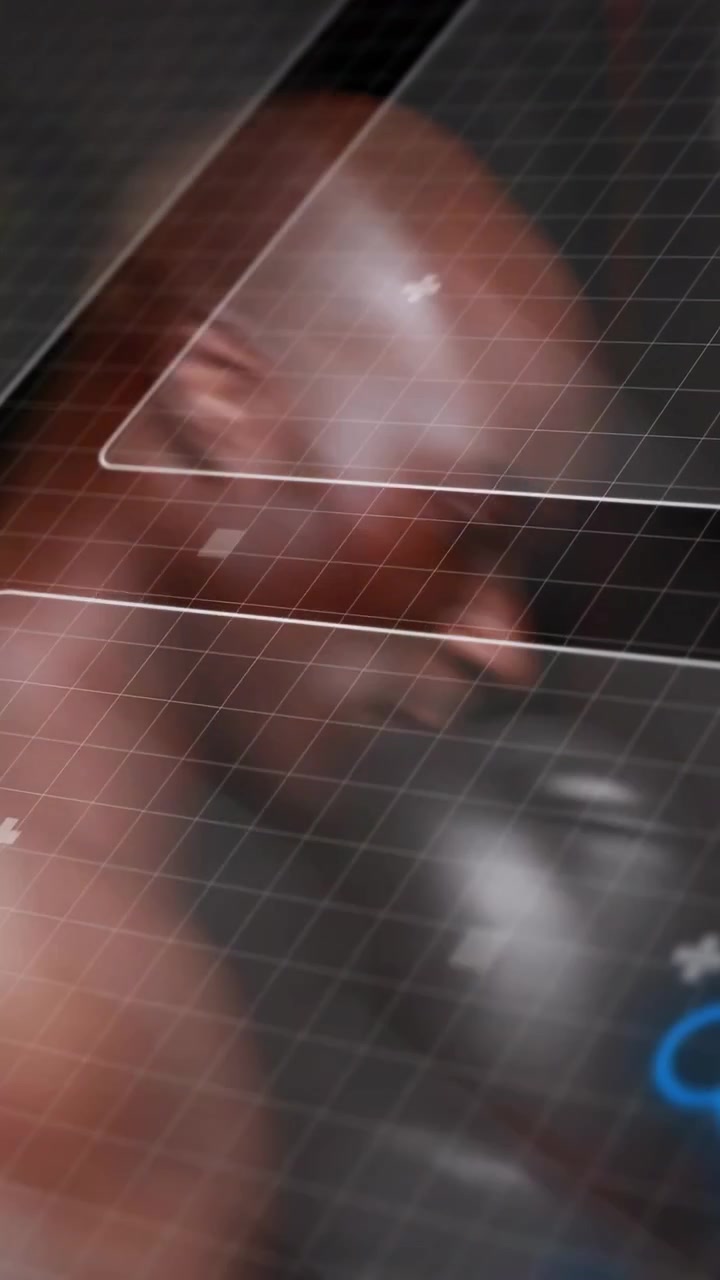 Video verticale: Uomo che muove il braccio su un'interfaccia utente a griglia tecnologica, creando riflessi e rivelando un'icona blu.