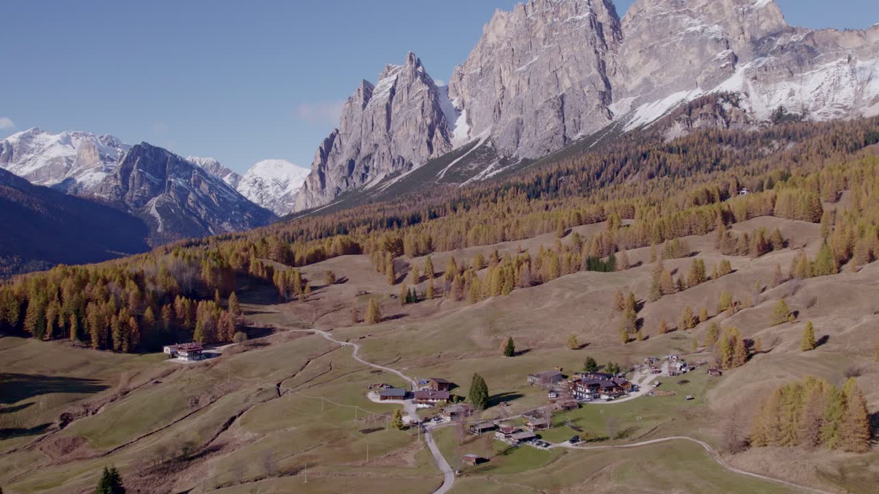 Naturskøn efterårsby indrammet af Dolomit-toppe og bakker, Cortina, Italien