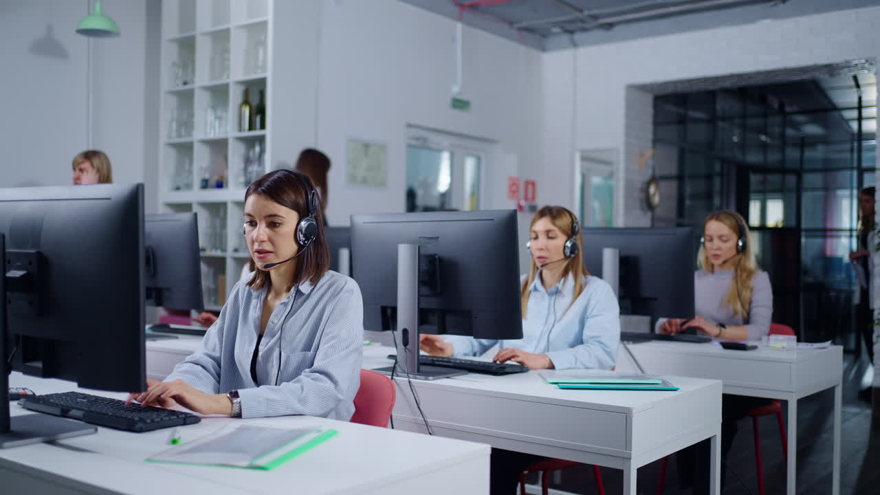 콜센터 직원들이 일하고 있습니다.