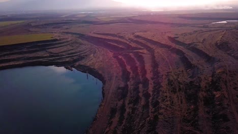 vieja carrera de arena vacía disparada desde lo alto al atardecer