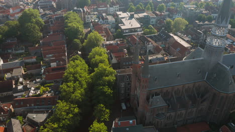 Backsteinstruktur-Der-Gouwekerk-Kirche-Mit-Wohnhäusern-In-Gouda,-Niederlande