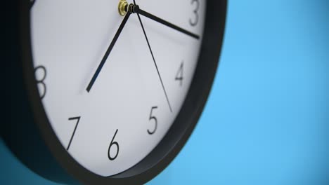 reloj de pared negro sobre fondo azul