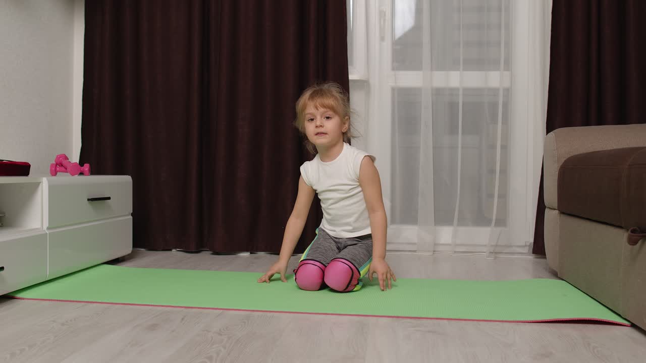 niño entrenando gimnasia estirando cuerda en casa, niños niñas haciendo ejercicios de entrenamiento deportivo