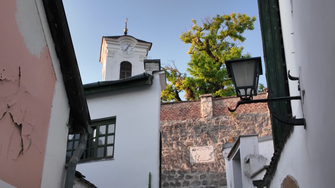 Scalinata in pietra a Szentendre che conduce alla storica Chiesa dei Santi Pietro e Paolo, incorniciata da affascinanti strade medievali, Ungheria