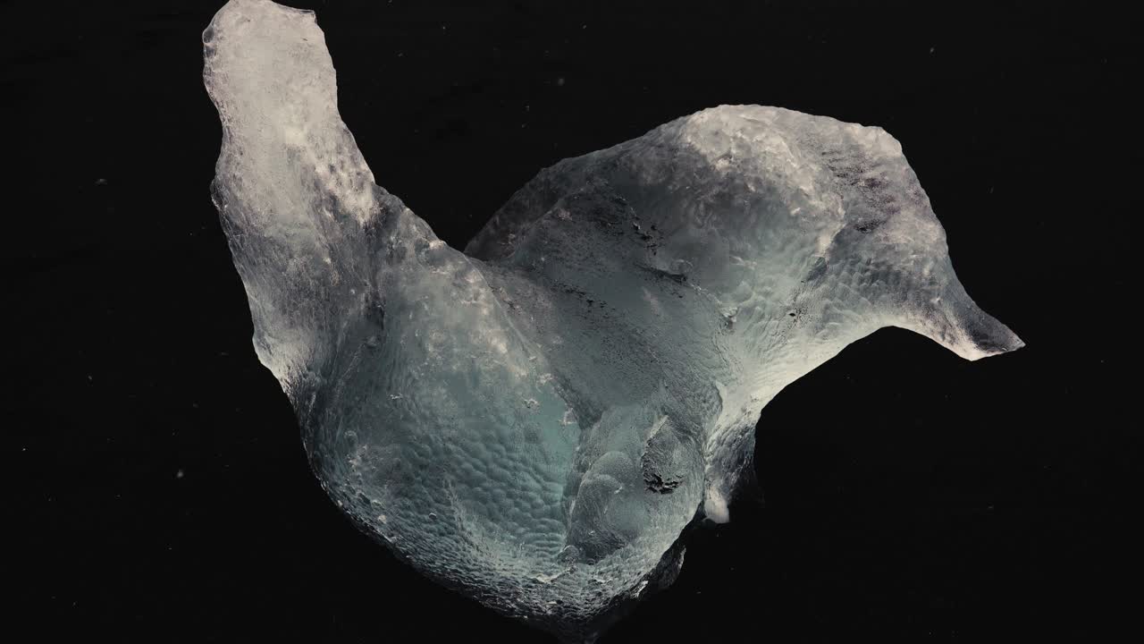 아이슬란드 남부의 다이아몬드 해변은 4k에서 다양한 각도와 영화적 움직임으로 촬영되었습니다.