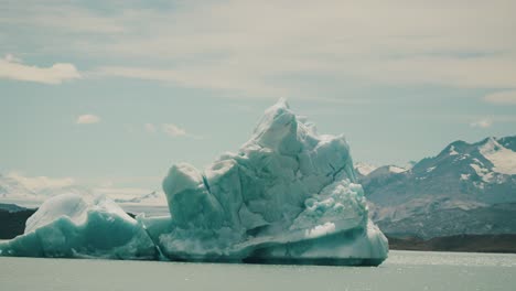 Vista-De-Icebergs-En-Lago-Argentino,-Glaciares-En-Patagonia---Pov