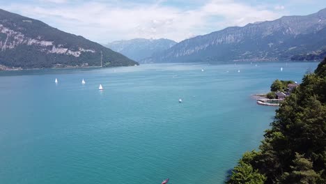 Toma-Aérea-Del-Lago-En-Spiez-Ubicado-Justo-Al-Sur-De-Gf-Bern,-Suiza