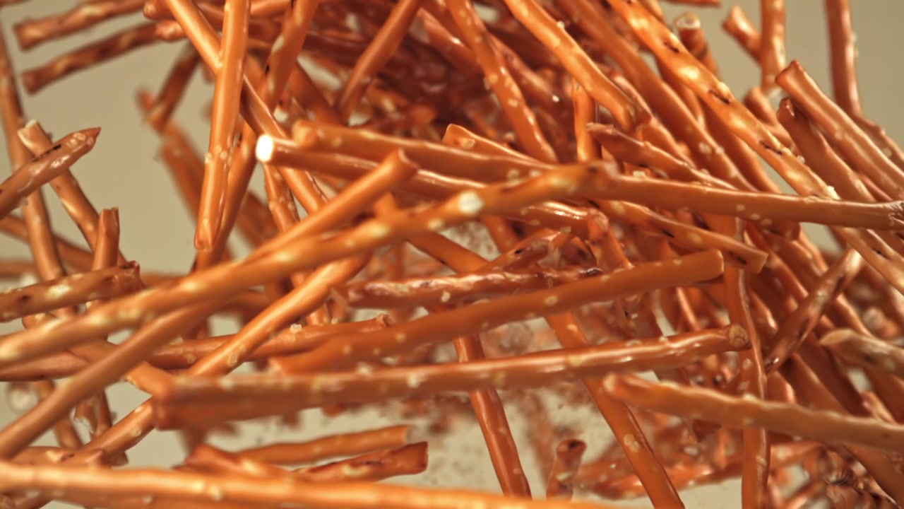 Bastoncini di pretzel salati che cadono al rallentatore