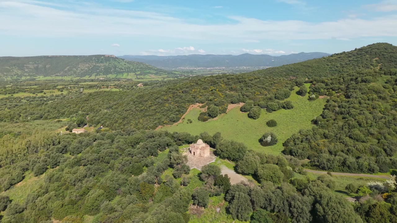 Vista aerea della Chiesa bizantina di Sant'Elia di Tattinu in Sardegna, Italia, che mostra la storica chiesa in pietra circondata dalla campagna rurale e dal paesaggio naturale - ripresa con drone.
