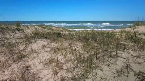 Meer-Bei-Sonnigem-Wetter-Hinter-Einer-Sanddüne-Mit-Gras