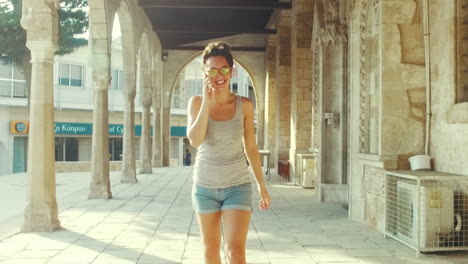 mujer feliz hablando por teléfono móvil. vacaciones de verano en la ciudad de chipre