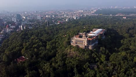 Schloss-Von-Mexiko-Stadt,-Abgerundet-Durch-Den-Nationalwald-Von-Chapultepec-An-Diesem-Tag