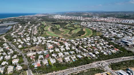video de dron de 4k del hermoso club de golf caesarea - israel