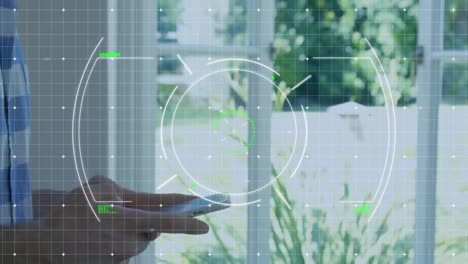 animación de procesamiento de datos con escaneo de alcance sobre hombre biracial usando teléfono inteligente.
