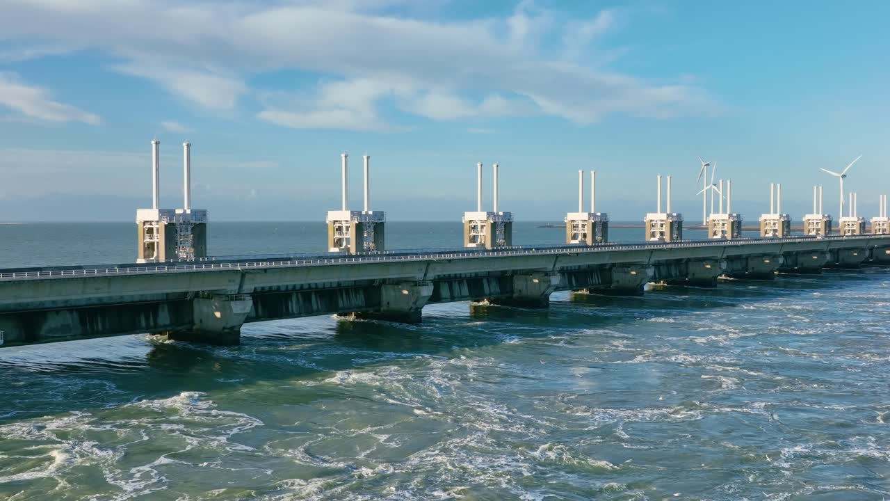 아름다운 화창한 날 네덜란드 zeeland의 동부 scheldt 폭풍 해일 장벽을 통해 흐르는 물의 공중 샷