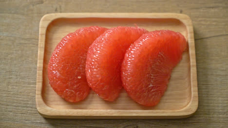 pomelo rojo fresco o pomelo en el plato