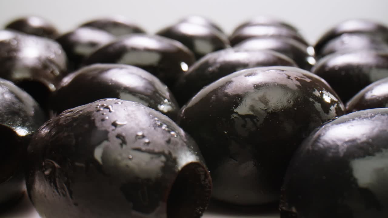 고품질의 4k 영상으로 그리스에서 배경으로 인 둥근 녹색 올리브.