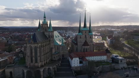 Erfurter-Dom-In-Einer-Langsamen-Filmischen-Rückfahraufnahme-über-Der-Stadt-Im-Deutschen-Bundesland-Thüringen