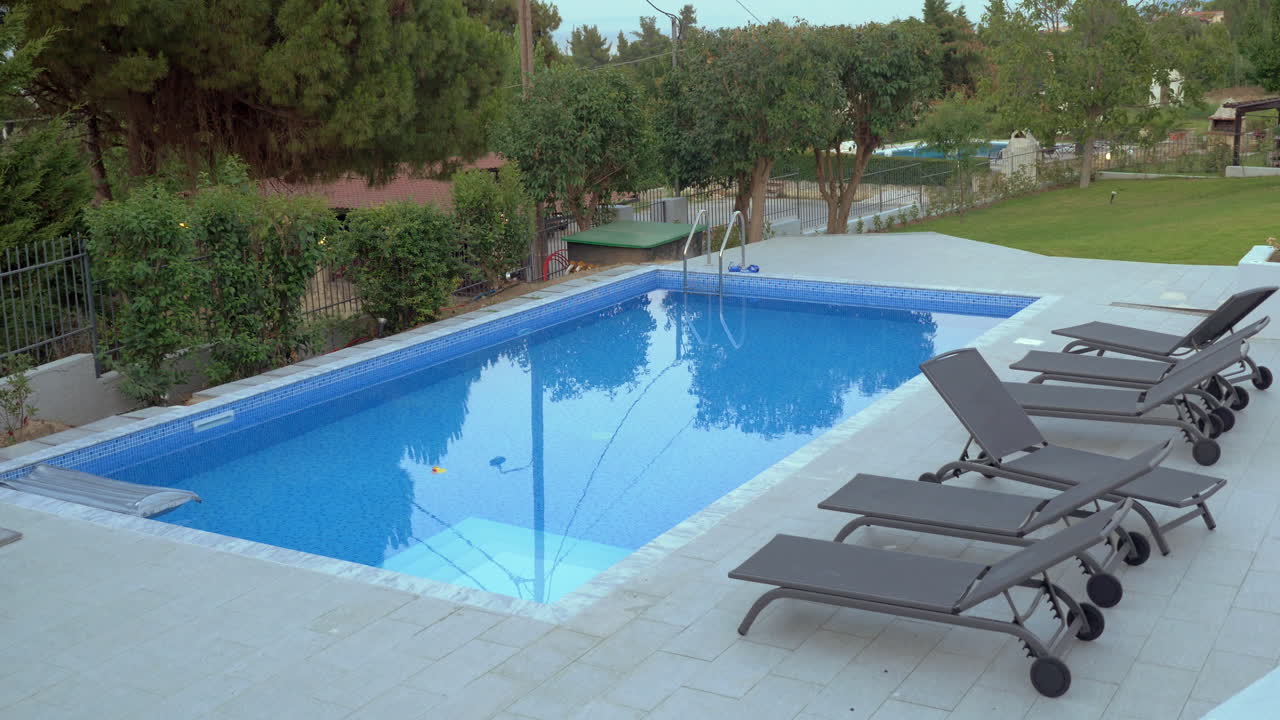 cinemagraph - piscina en el patio trasero de la villa