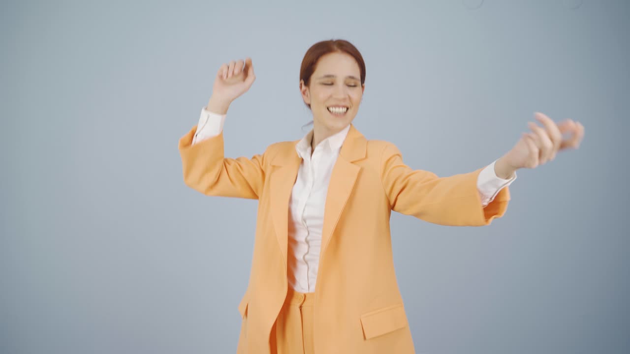 카메라에 맞춰 춤을 추는 사업가.