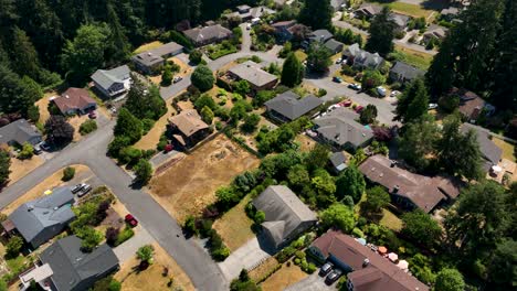 Toma-Aérea-De-Casas-En-Langley,-Washington-En-Un-Caluroso-Día-De-Verano