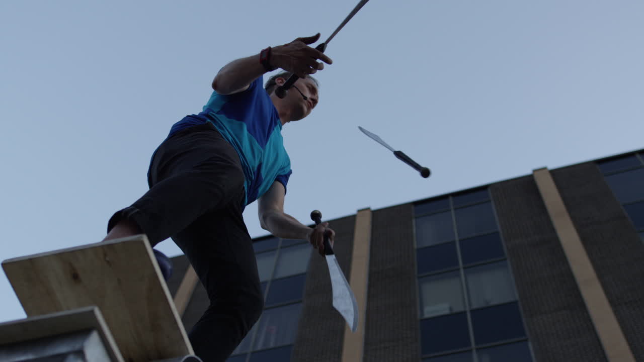 increíbles malabares en cámara lenta con cuchillos.