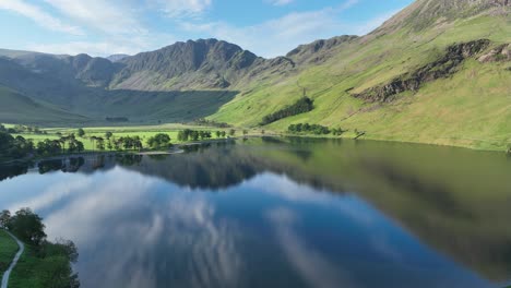 Hermosa-Vista-Aérea-Sobre-El-Lago-Buttermere,-Cumbria,-Reino-Unido