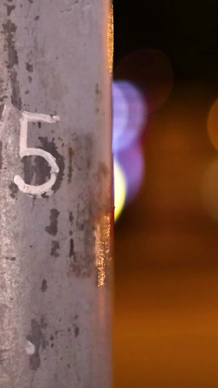 luces borrosas de la ciudad con un poste numerado