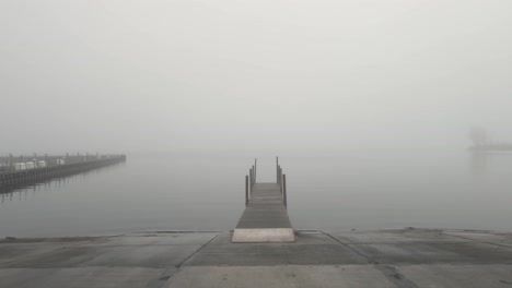 Niedriges-Und-Langsames-Schieben-über-Ein-Dock-Auf-Einem-Nebligen-See